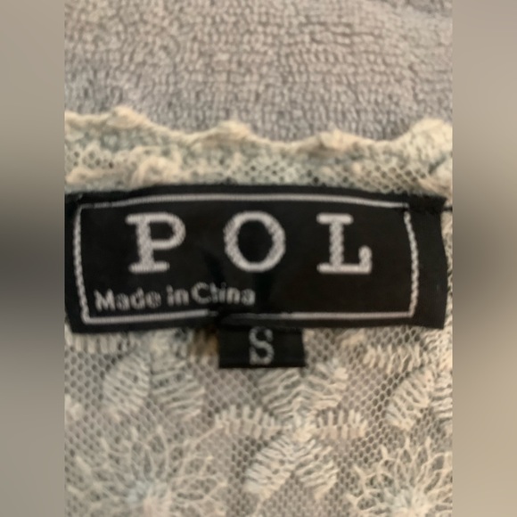 POL crocheted quarter length shawl. - Picture 5 of 9